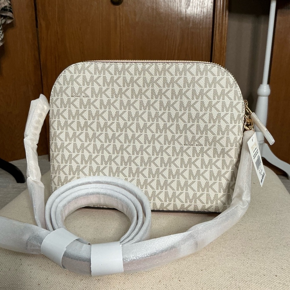 Michael Kors Jet Set Large Dome Crossbody - Picture 2 of 5
